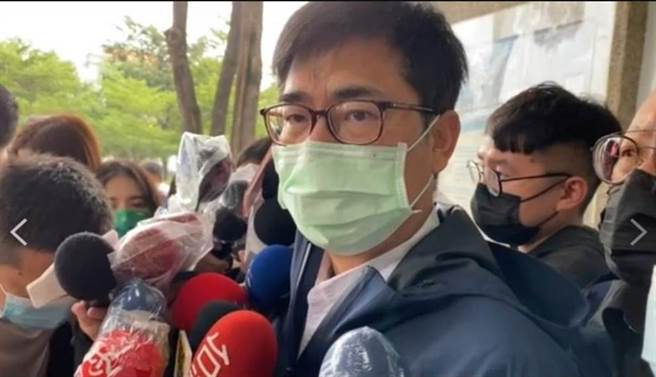 高雄市长陈其迈15日上午前往殡仪馆慰问城中城大火中不幸罹难的死者家属，会后强调该有的行政责任不会迴避。（石秀华摄）
