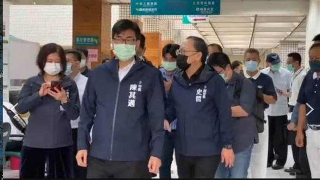 高雄市长陈其迈15日上午前往殡仪馆慰问城中城大火中不幸罹难的死者家属。（石秀华摄）
