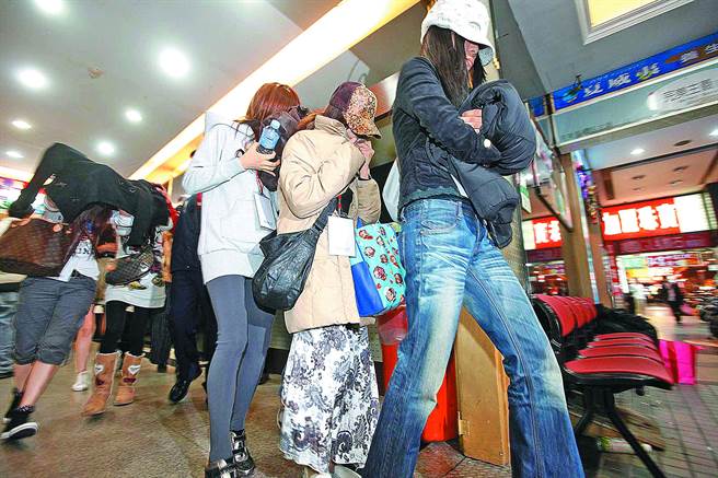 警方当年在林森北路、长春路口一栋大楼搜索剥皮酒店，带回大批搜证资料、业者与酒女，调查透过大陆叩客海削消费者案情。（中时资料照／方浚哲摄）