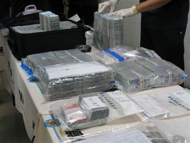 检警破获在北市4家剥皮酒店，在谢姓主嫌酒店的金库，起出疑似不法所得的三千五百多万元现金。（中时资料照／萧承训摄）