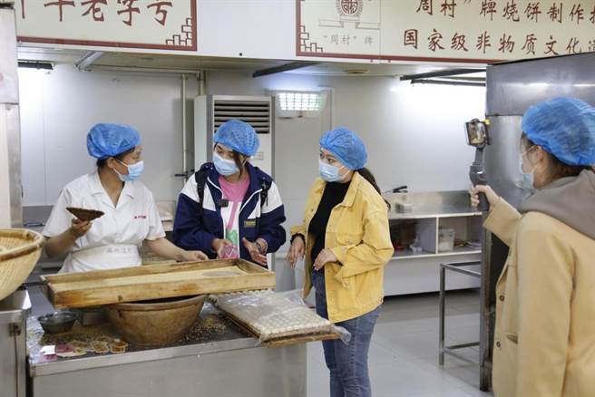 臺湾记者体验制作周村烧饼。（图/蔡如瑜提供）