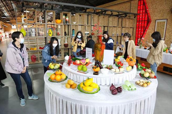 参观中华琉璃文化创意园。（图/蔡如瑜提供）