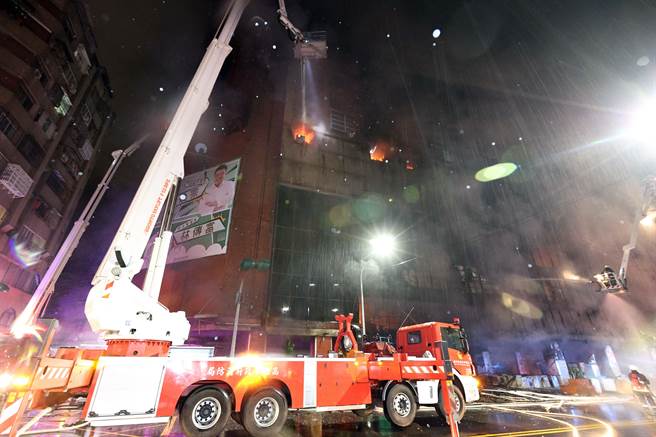 高雄市盐埕区城中城大楼10月14日凌晨近3时大火。（香港中通社）