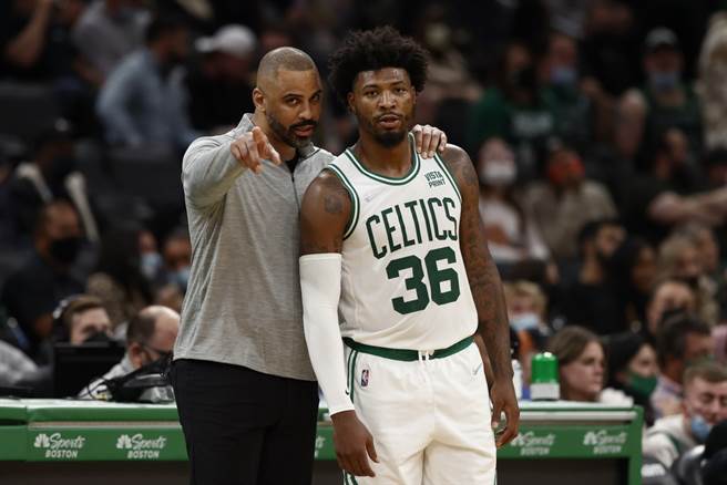 史马特(右)将因错过班机遭到塞尔提克禁赛1场。(美联社资料照)