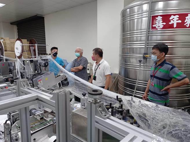 彰化地检署在云林威丞公司扣押制作口罩机4台。（彰化分署提供／吴敏菁彰化传真）