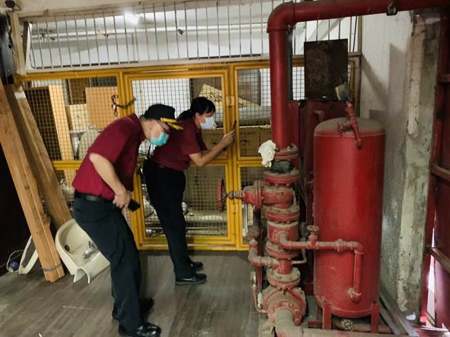 新竹縣消防局前往新竹縣竹北市、湖口鄉等3處老舊型住商混合型大樓，檢查消防安全、周邊道路等。（翻攝照片／莊旻靜新竹傳真）