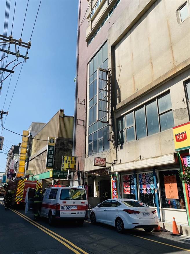 新竹縣消防局前往新竹縣竹北市、湖口鄉等3處老舊型住商混合型大樓，檢查消防安全、周邊道路等。（翻攝照片／莊旻靜新竹傳真）