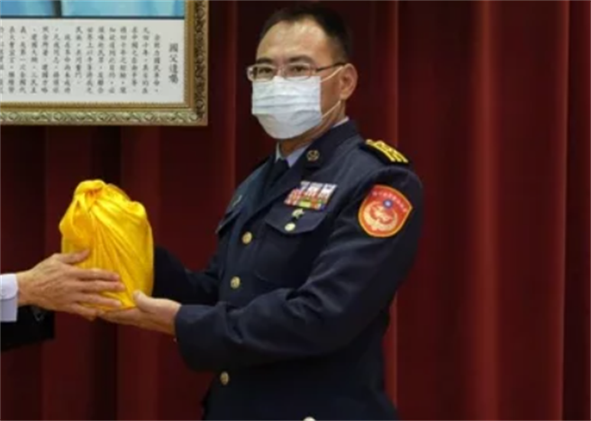 海巡署第三岸巡隊上校隊長黃智邦酒醉後與運匠發生衝突，又嗆處理員警遭逮捕，依妨害公務罪送辦。(戴志揚翻攝)