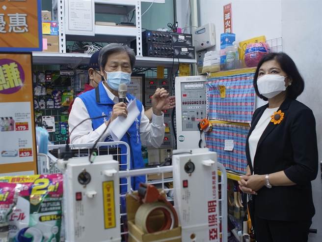 高雄城中城大火死伤惨重，云林县长张丽善（右）强化建筑公安检查。（张朝欣摄）