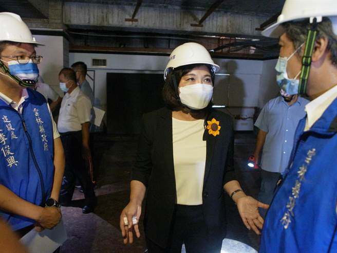 高雄城中城大火死伤惨重，云林县长张丽善（右二）强化建筑公安检查。（张朝欣摄）