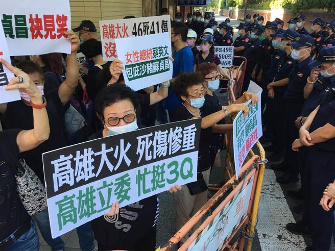 图为行政院长苏贞昌15日至立法院进行施政总质询，但国民党因不满苏揆日前公开批评国民党立委郑丽文「袂见笑」，号召妇女团体前往立法院外抗议。（季志翔摄影）