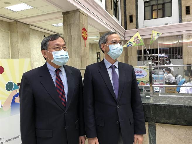 財政部次長阮清華（右）巡視台銀店家五倍券兌領情形（圖／吳靜君攝）