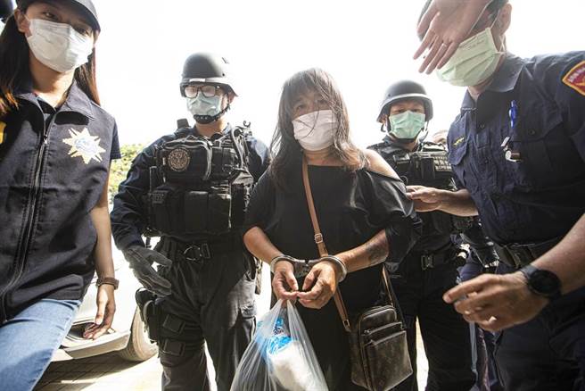 城中城大火關鍵情侶移送憂安危，6武裝特勤警全程戒護。(袁庭堯攝)