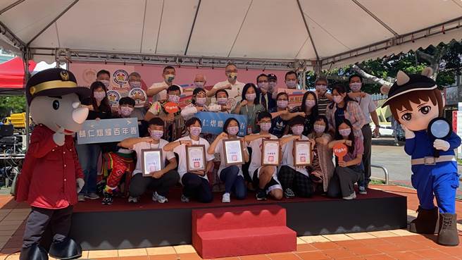 謝政達為５位新北防災青年守護團的輔大成員頒發培訓證書（戴上容攝）