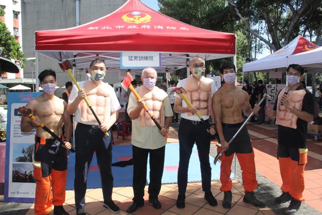 副市長謝政達、消防局長黃德清等人和大學生進行肌力訓練，讓學生們了解正確的防火防災觀念（戴上容攝）