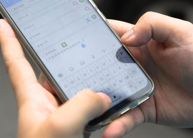 大陆国务院工业和信息化部「工信微报」微信公号15 日消息，工信部下架96款侵害用户权益APP。（示意图，新华社）