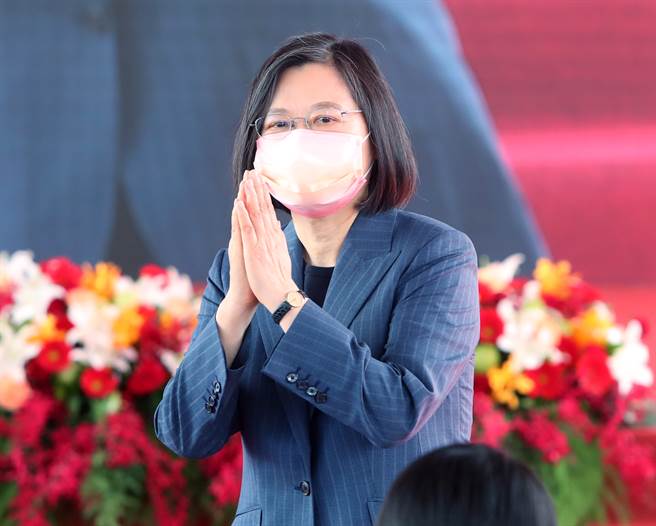 蔡英文總統15日出席「是方電訊LY2智慧機房興建工程動土祈福典禮」，雙手合十向現場來賓致意。（鄭任南攝）