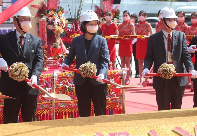 蔡英文總統（中）15日出席「是方電訊LY2智慧機房興建工程動土祈福典禮」，在NCC主委陳耀祥（左）及是方電訊董事長吳彥宏（右）等來賓陪同下，一起進行動土典禮。（鄭任南攝）