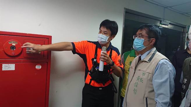 台南市長黃偉哲進入大樓內部檢查消防安全設備。（程炳璋攝）