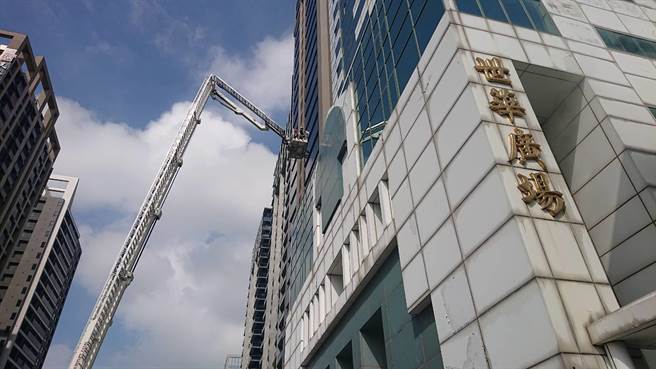 台南市消防局演練大樓救災，雲梯車扮演重要功能。（程炳璋攝）