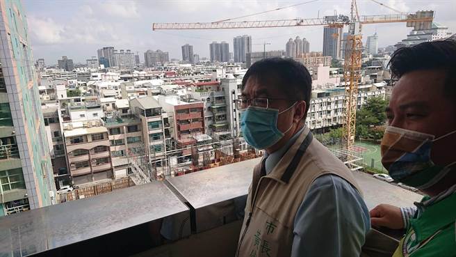 台南市長黃偉哲認為台南市所有大樓都需要成立管委會。（程炳璋攝）