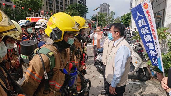 台南市長黃偉哲勉勵打火兄弟演練的辛勞。（程炳璋攝）