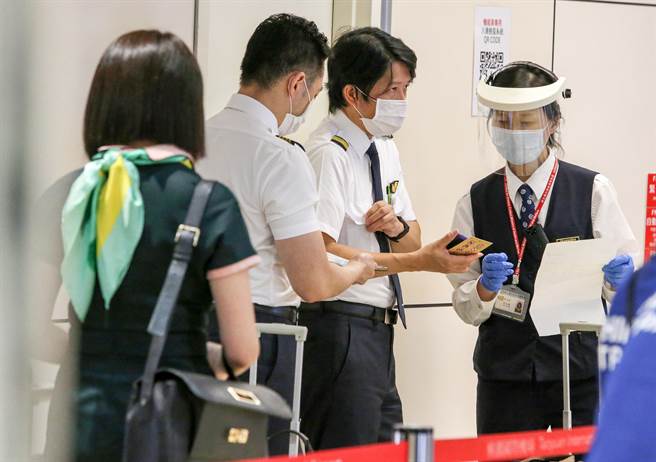 突破性感染案例频传，指挥中心上月15日起加严长程航班机组员检疫规定，但也引发异议。图为刚执飞完毕准备入境的长荣机组人员。（陈麒全摄）
