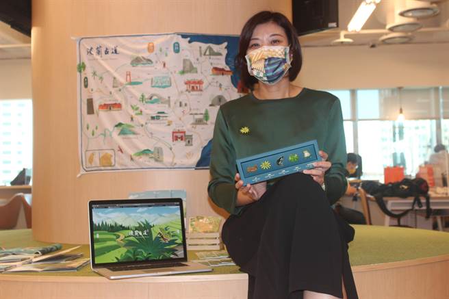新北市观旅局局长蒋志薇手拿限量的淡兰生态系金属徽章，身后是淡兰全线地图挂布。（陈慰慈摄）
