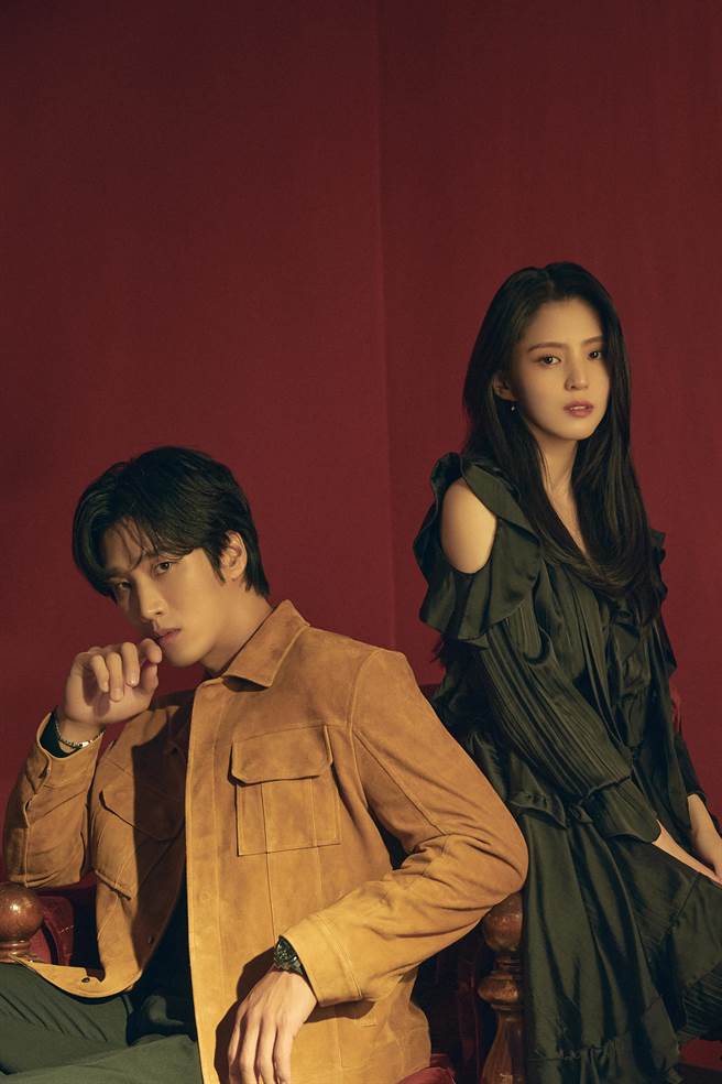 安普贤（左）和韩韶禧在剧中有多场武打戏。（Netflix提供）