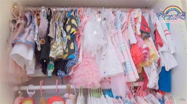 小王美的衣櫃已經被衣服和一堆名牌嬰兒用品塞爆。(圖/翻攝自王思佳YouTube)