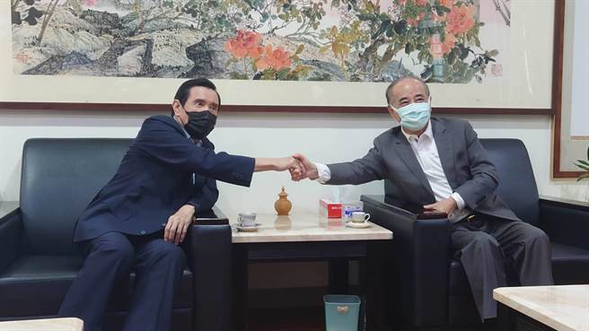 前总统马英九今天专程南下高雄路竹拜会立法院前院长王金平，外界解读是「马王破冰」聚会。（林雅惠摄）
