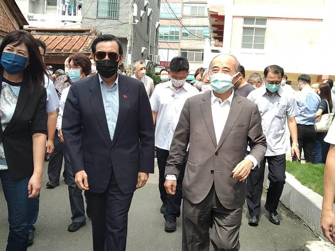 前总统马英九中午11点30分抵达王金平高雄路竹老家，王金平身穿灰色西装隆重迎接，2人走一小段路步入客厅茶叙。（林雅惠摄）