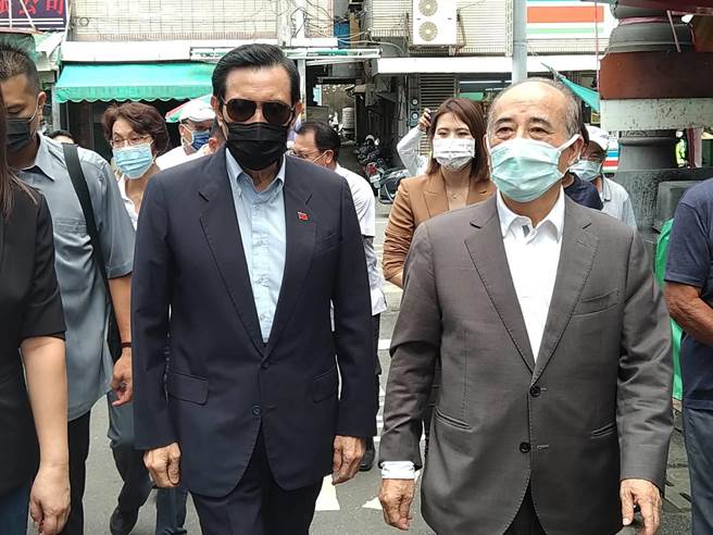 前总统马英九中午11点30分抵达王金平高雄路竹老家，王金平身穿灰色西装隆重迎接，2人走一小段路步入客厅茶叙。（林雅惠摄）