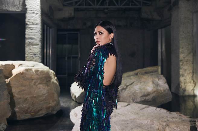 艾怡良暌违3年推出新专辑《偏偏我却都记得》。（EMI提供）