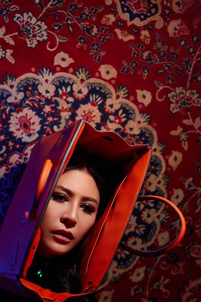 艾怡良暌违3年推出新专辑《偏偏我却都记得》。（EMI提供）