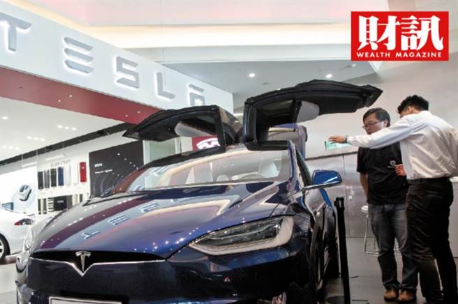 當傳統車廠苦於半導體元件不足，紛紛停產或減產時，特斯拉每季交車仍不斷增加。這要歸功於特斯拉從成立之初的發展策略，與其他車業截然不同。(圖/財訊提供)