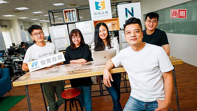 藉由满足大眾客群痛点，进而累积大量数据与分析能力，麻布数据科技执行长陈振荣（前）成功打造出一个能将数据变现的金融科技集团。(摄影者/陈宗怡)