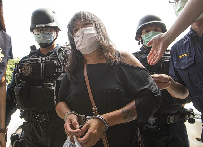 盐埕区城中城大火嫌疑人黄姓女子，遭人起底2012年曾教唆未成年管束少年丢汽油弹。（袁庭尧摄）