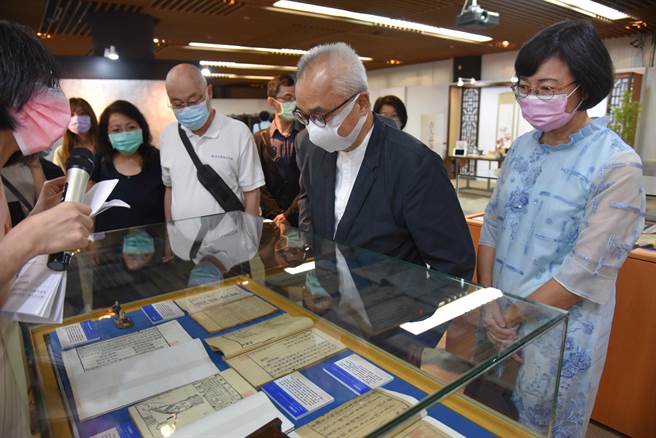 贵宾参观「玩．美生活」传统文化美学古籍文献展。(国图提供／李侑珊台北传真)