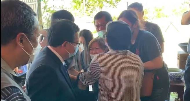桃園市長鄭文燦中午到靈堂為慘死計程車司機致意，家屬看到鄭文燦下跪，哭喊希望他主持公道。（賴佑維攝）