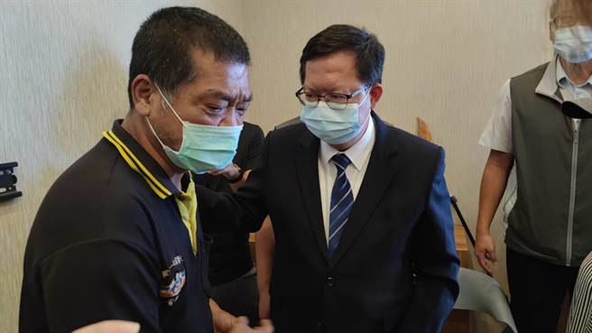 桃園市長鄭文燦中午到靈堂向慘死的戴姓計程車司機家屬致意。（賴佑維攝）