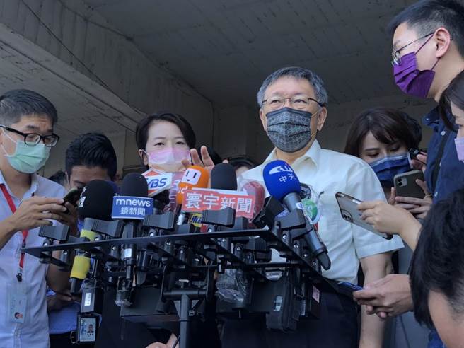 柯文哲视察西寧国宅消防安全整备。（杨亚璇摄）