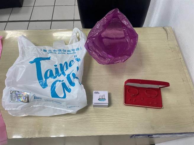 朱嫌在车站厕所丢弃袋子。（警方提供）