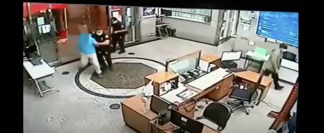 北市陈姓运将14日晚，载到喝得烂醉的海巡署黄姓上校，黄先说自己要到景美，但抵达后又说很累想先在车上睡一下，运将无奈只好将他载至景美派出所。（影片截图）