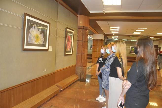 美容系的学生专程到展览厅欣赏老师的精彩摄影作品。（建国科大提供／吴敏菁彰化传真）