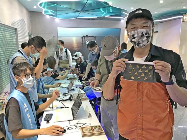 金门老兵踊跃报到，领取专属纪念品布口罩套。（金门县府观光处提供）