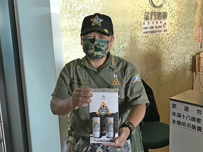 金门虎军部队退伍的老兵穿着军服报到，领取专属老兵纪念酒。（金门县府观光处提供）