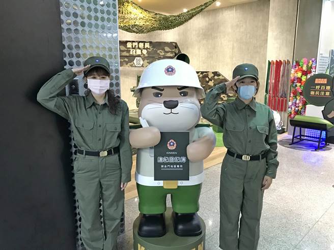金门观光小天使水獭「阿特」化身「宪兵阿特」迎接老兵报到。（金门县府观光处提供）