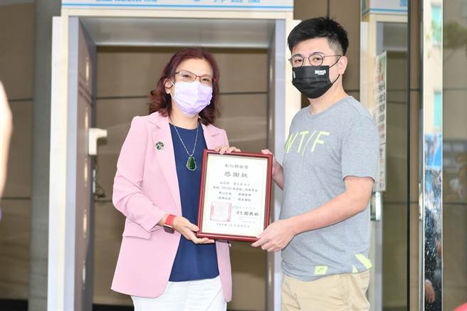 彰化县议会15日举行捐赠启用仪式，方圆国际集团捐赠彰化县议会1座由台达电子出品的百万级「U＋紫外线抑菌舱」。（吴敏菁摄）