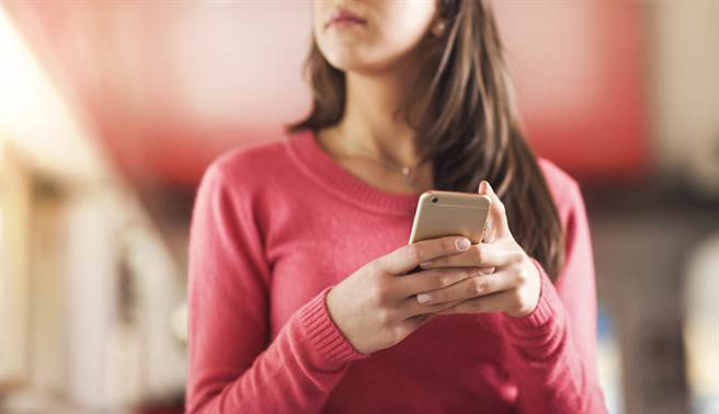 一名女子怀疑男友劈腿，便在网路上公开男友与其他女子的对话纪录与照片，惨遭对方提告。（示意图／Shutterstock）